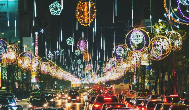 Mii de instalatii luminoase pe marile bulevarde ale capitalei, de sarbatori! Montarea lor a inceput!