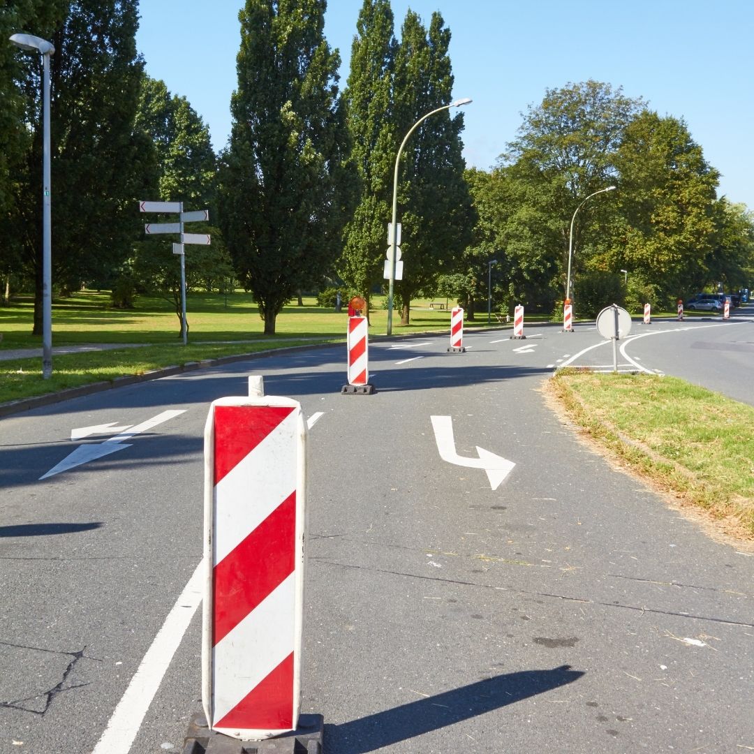 Semnalizatoarele rutiere folosite pentru indicarea lucrarilor desfasurate la nivelul carosabilului