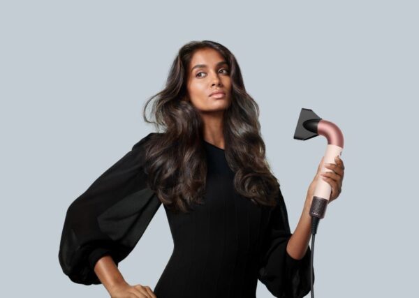 Dyson lansează uscătorul de păr Dyson Supersonic™ pentru publicul larg – îngrijirea profesională a părului disponibilă la domiciliu