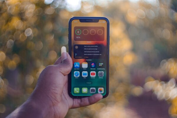 Cum să ai internet pe telefon în vacanță fără să plătești roamingul scump