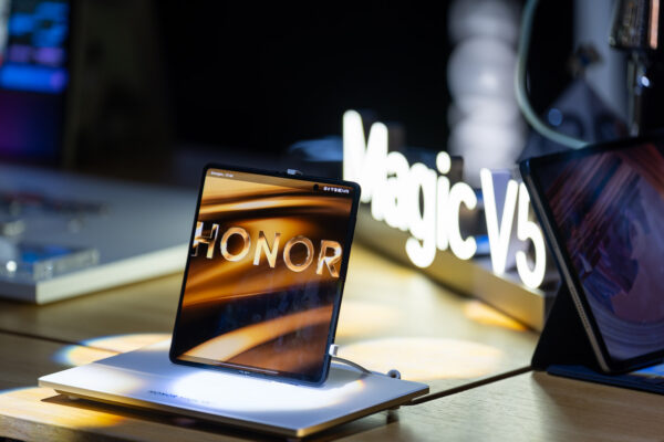 HONOR reduce prețurile pentru modelele flagship și dispozitivele din ecosistem în campania de Black Friday