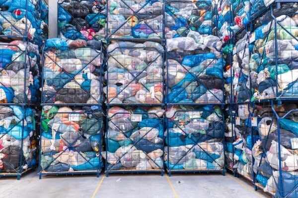 Un nou studiu al Comisiei Europene confirmă: România gestionează deficitar deșeurile textile, deși legislația UE s-a înăsprit