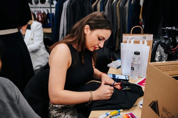 Dă o nouă viață hainelor tale: 10 idei de upcycling care salvează portofelul și planeta