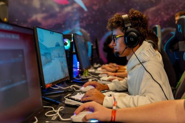 Preferințele de gaming ale jucătorilor români pentru 2026: monitoarele cu high refresh rate domină, iar brandurile care investesc în gaming câștigă mai multă încredere din partea gamerilor