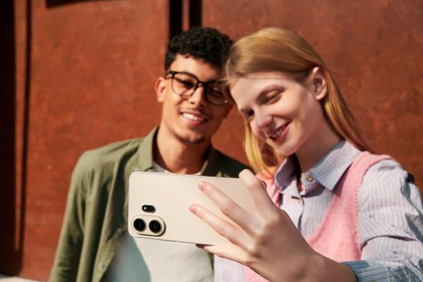 Smartphone-ul Android TCL NXTPAPER 70 Pro oferă confort vizual pe tot parcursul zilei