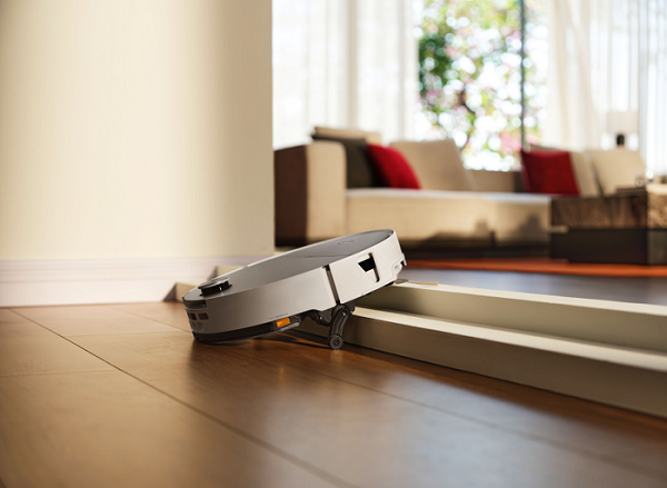 CES 2026: Roborock lansează primul aspirator robot din lume care se deplasează pe picioare cu roți și anunță parteneriatul cu Real Madrid