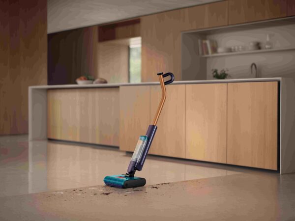 Dyson lansează Clean+Wash Hygiene™, aspiratorul inteligent care aspiră și spală simultan pentru rezultate impecabile fără efort